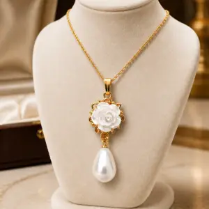 Rosa Bianca Necklace